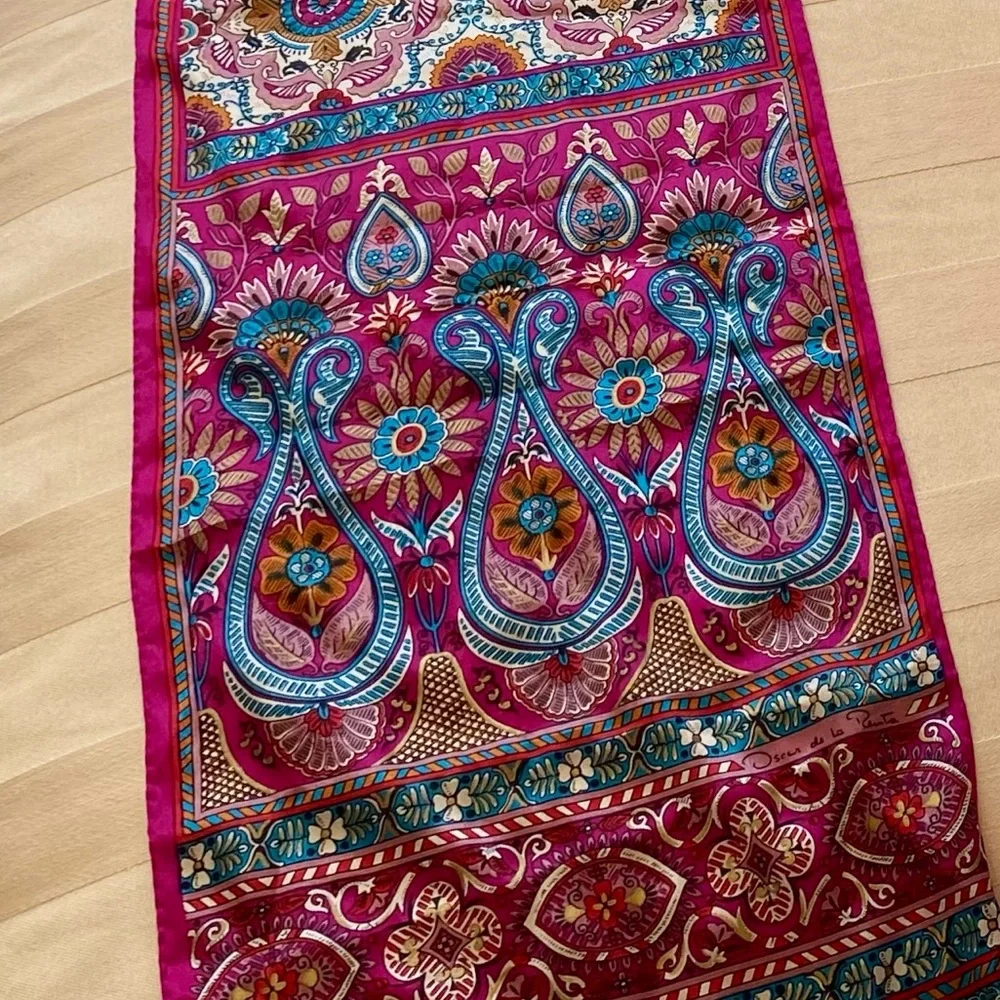 SOLD 🤩 Vntg Oscar de la Renta Silk Floral Scarf - Picture 8 of 11